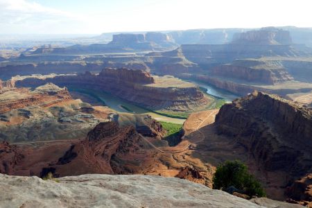 Blick auf die Flussbiegung am Dead Horse Point und die umliegenden Berge.