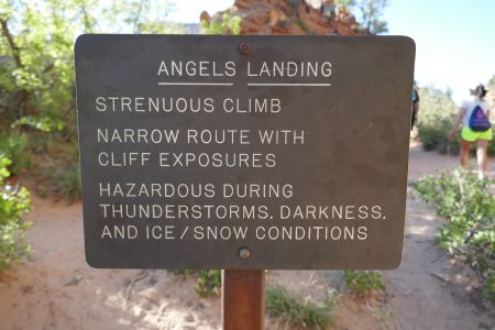 Ein Schild warnt vor Gefahren auf dem Angels Landing Trail.