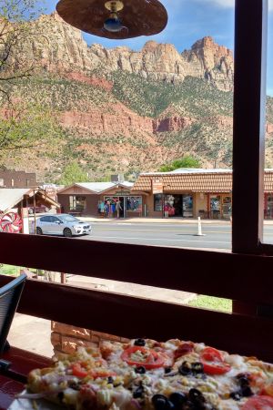 Pizza mit Blick auf die Berge im Zion National Park.