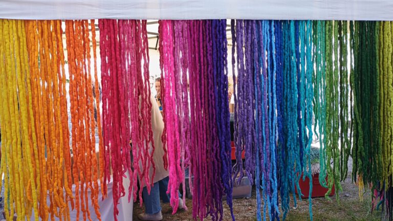 Bunte Filzschnüre auf einem Markt.