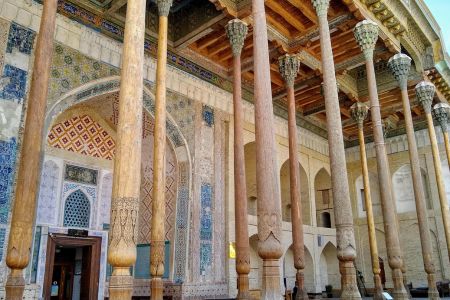 Außenansicht der Bolo-Hauz Moschee in Buchara.