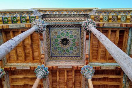 Blick an die Außendecke der Bolo-Hauz Moschee in Buchara.