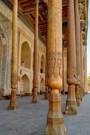 Detailansicht der Holzpfeiler der Bolo-Hauz Moschee in Buchara.