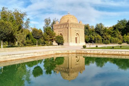 Samaniden-Mausoleum, gespiegelt im Wasser eines Bassins, Buchara.