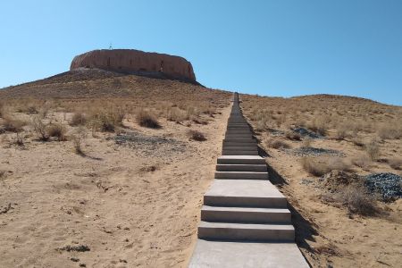 Treppe zum Chilpik Dakhma/Kala, Usbekistan, mit Blick auf den Turm.