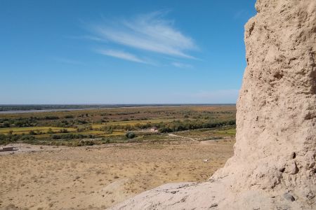 Blick in die Umgebung vom Chilpik Dakhma/Kala, Usbekistan, im Hintergrund der Fluss Amudarja.