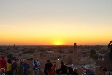 Touristen fotografieren den Sonnenuntergang in Chiwa.