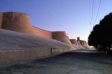 Blick auf die Stadtmauer von Chiwa in der blauen Stunde.