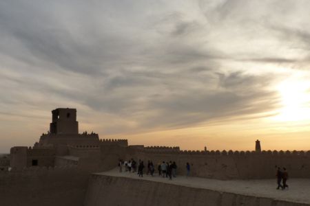 Blick auf die Stadtmauer und Zitadelle von Chiwa beim Sonnenuntergang.