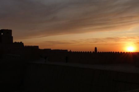 Stadtmauer und Zitadelle von Chiwa beim Sonnenuntergang.