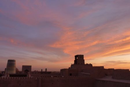 Stadtmauer und Zitadelle von Chiwa beim Sonnenuntergang.