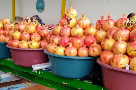 Granatäpfel auf dem Markt in Nukus, Usbekistan.