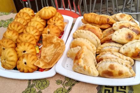 Gefüllte Teigtaschen auf dem Markt in Nukus, Usbekistan.