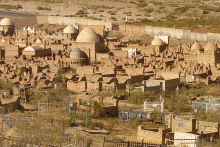 Blick auf die Kippeln der Nekropole Mizdakhan, Usbekistan.