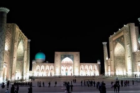 Nachts am erleuchteten Registan in Samarkand, Usbekistan.