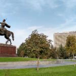 Reiterstatue Amir Timur und Hotel Uzbekistan in Taschkent.