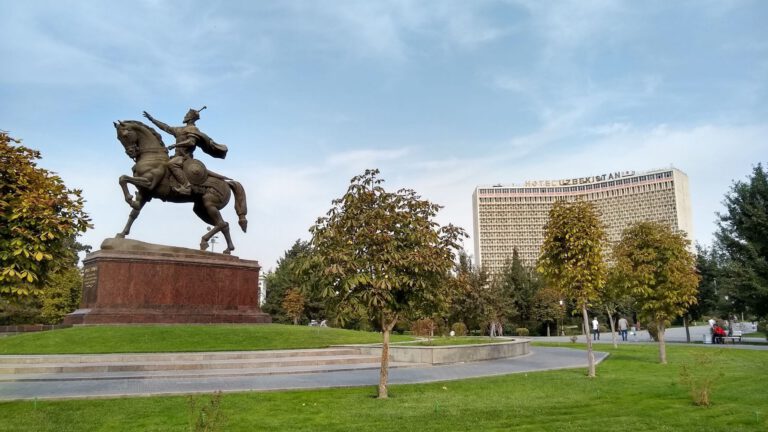 Reiterstatue Amir Timur und Hotel Uzbekistan in Taschkent.