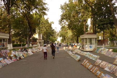 Verkaufsstände und Spaziergänger in einem Park in Taschkent, Usbekistan.