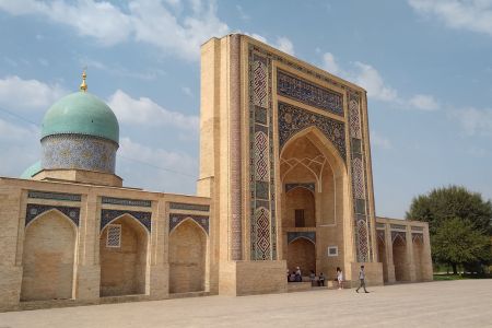 Frontansicht des Hazrati-Imam-Komplexes in Taschkent, Usbekistan.