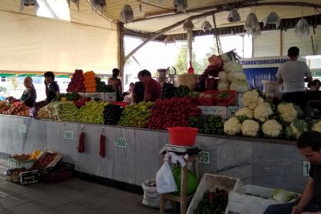 Gemüsestand am Chorsu Basar in Taschkent, Usbekistan.