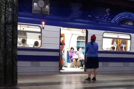 Blick in eine wartende U-Bahn in Taschkent, Usbekistan.