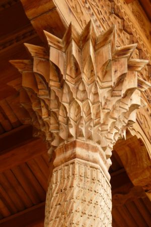 Detail einer geschnitzten Holzsäule im Hazrati-Imam-Komplex in Taschkent, Usbekistan