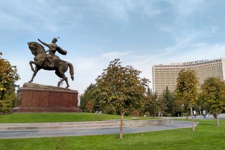 Reiterstatue von Amir Timur und Hotel Uzbekistan in in Taschkent, Usbekistan.