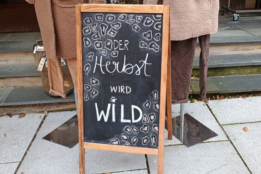 "Der Herbst wird wild" steht auf einem handgeschriebenen Schild.