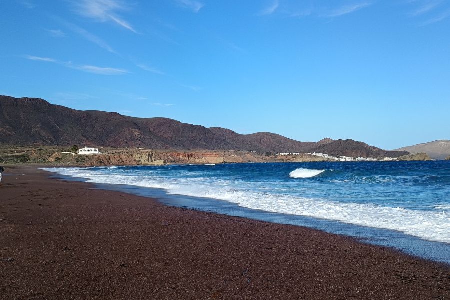 Der Strand von Los Escullos, im Hintergrund La Isleta del Moro.