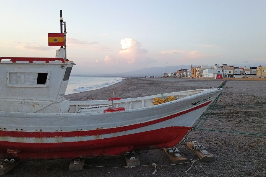 Ein kleines Fischerboot am Strand von San Miguel, Cabo de Gata.