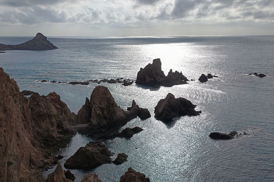 Arrecife de las Sirenas, Cabo de Gata, im morgendlichen Gegenlicht.