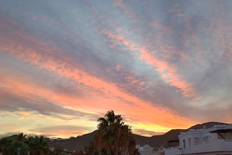 Sonnenuntergang mit bunten Wolken in San José, Cabo de Gata.