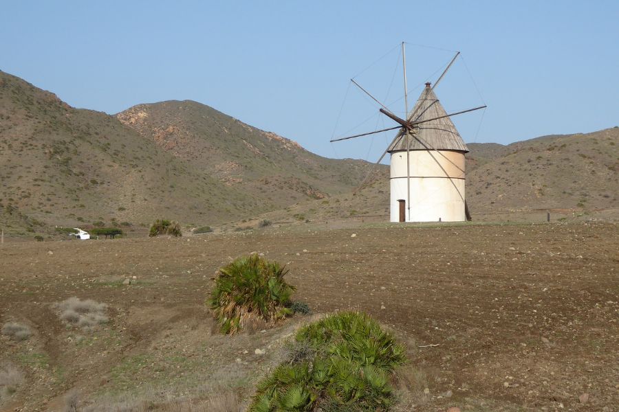 eine andalusische Windmühle in Cabo de Gata