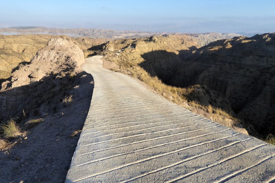 Der betonierte Teil der Piste in der Wüste von Gorafe.