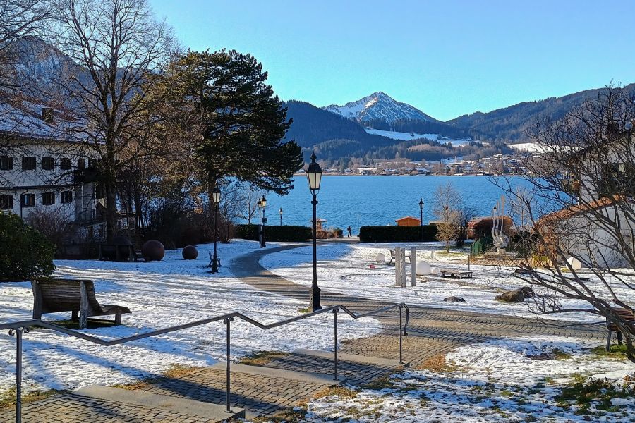 Blick auf den Tegernsee im Winter.