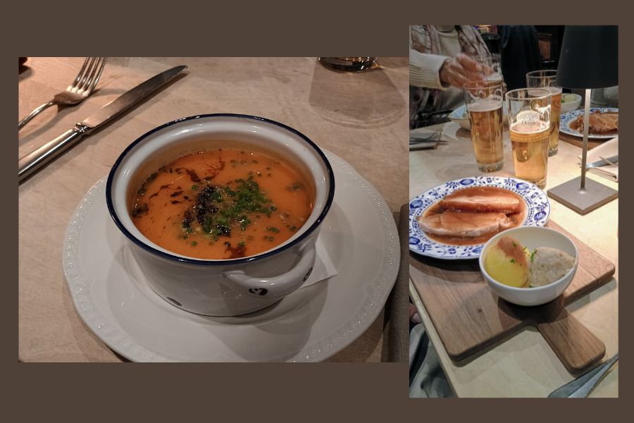 Collage aus Foto einer Kürbissuppe und einer Portion Schweinebraten mit Knödeln; im Hintergrund Biergläser.