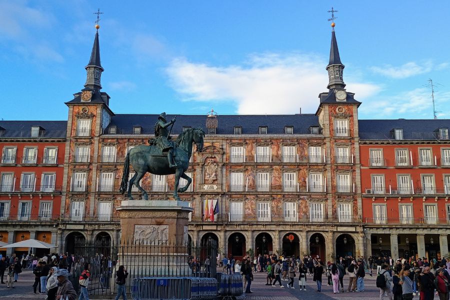 Reiterstandbild und Fassaden auf der Plaza Mayor, Madrid