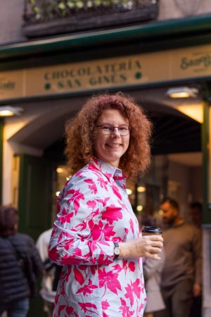 Julia Pracht vor der Chocolatería San Ginés in Madrid.