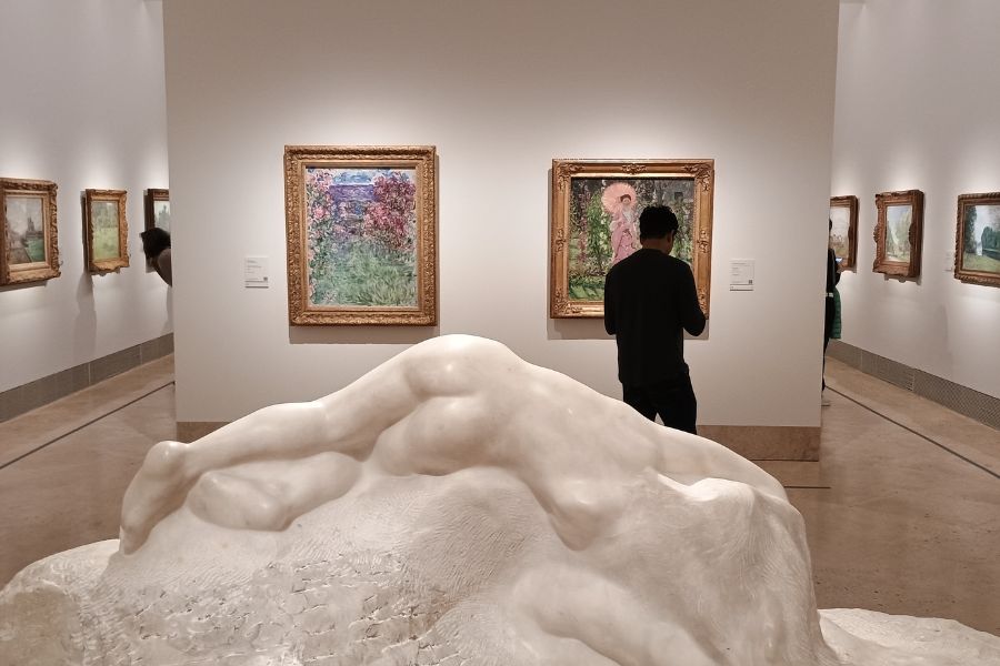 Impressionistische Gemälde und eine Rodin-Statue im Museo Thyssen-Bornemisza, Madrid.