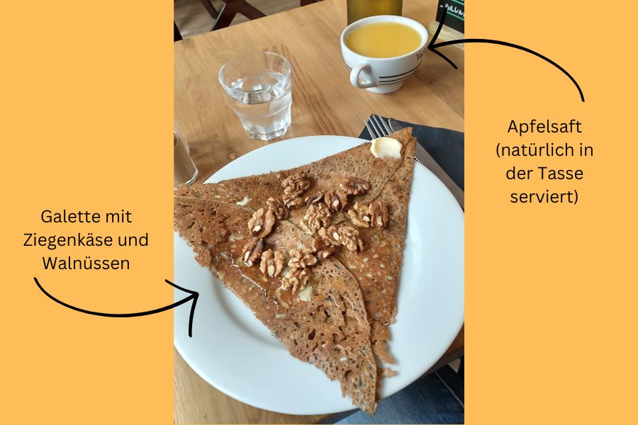 Galette mit Ziegenkäse und Walnüssen, Apfelsaft in einer Pariser Creperie