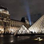 Die Pyramide vor dem Louvre in Paris bei Nacht