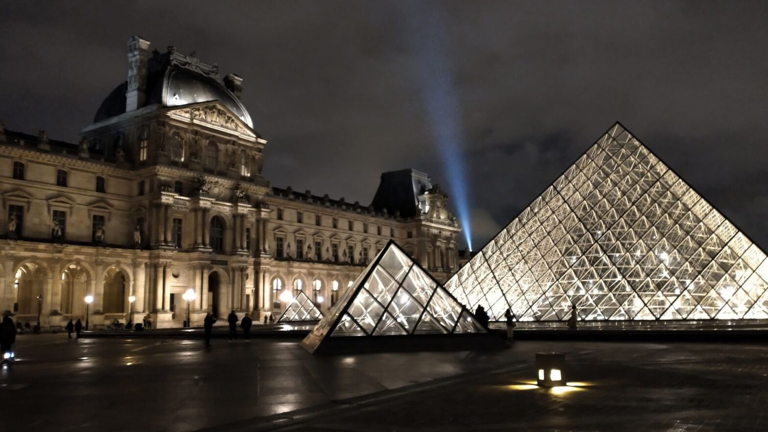 Die Pyramide vor dem Louvre in Paris bei Nacht