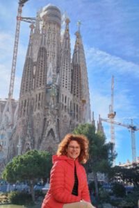 Julia Pracht vor der Sagrada Familia in Barcelona