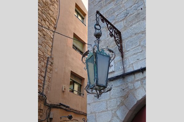 Straßenlaterne in Girona, Spanien.