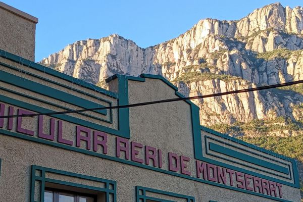 Talstation der Seilbahn Aeri de Montserrat, im Hintergrund Berge.