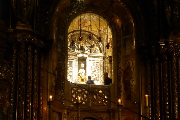 Blick auf die Madonna von Montserrat aus der Basilika.