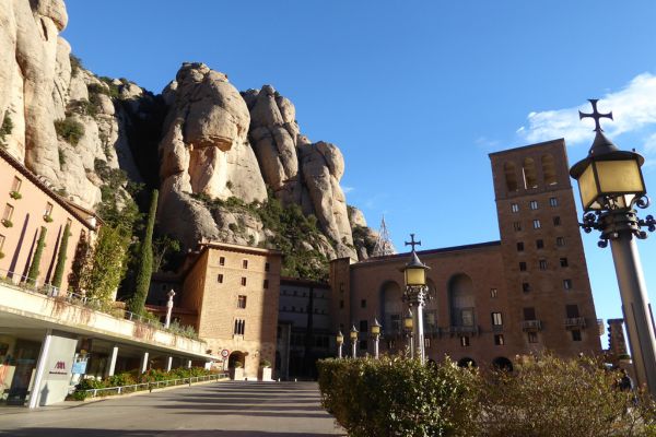 Basilika von Montserrat vor Bergkulisse.