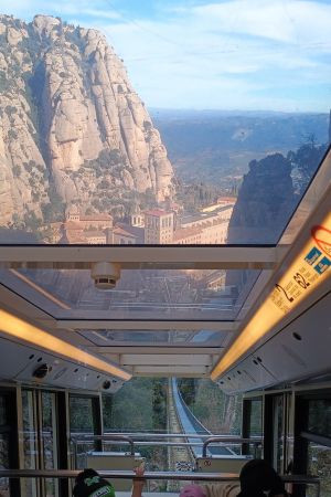 Blick auf das Kloster Montserrat aus dem Funicular San Joan.