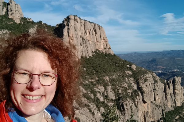 Julia Pracht vor dem Montserratmassiv.