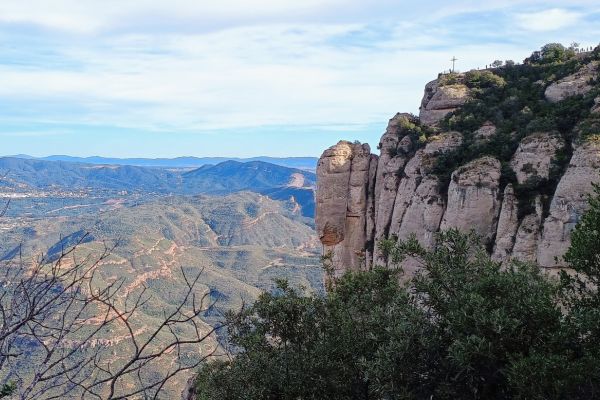 Blick auf das Michaelskreuz und die umliegende Landschaft, Montserrat.